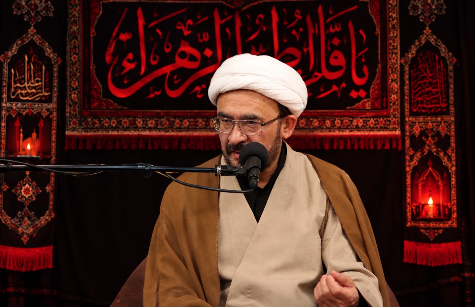 حجتالاسلام والمسلمین واعظی هنگام سخنرانی در مراسم سوگواری حضرت فاطمه زهرا در وکشو